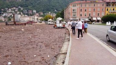 Como Gölü 'ndeki sel felaketinden sonra Avrupa, İtalya, Como, Temmuz 2021' de büyük hasar gördü. Como Gölü, yağmur ve taşan nehirler nedeniyle sel altında kalan orman ve ağaçlarla doluydu.
