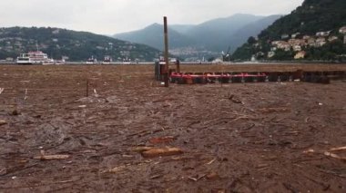 Como Gölü 'ndeki sel felaketinden sonra Avrupa, İtalya, Como, Temmuz 2021' de büyük hasar gördü. Como Gölü, yağmur ve taşan nehirler nedeniyle sel altında kalan orman ve ağaçlarla doluydu.
