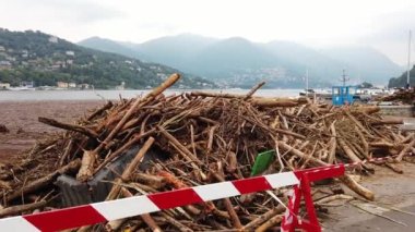 Como Gölü 'ndeki sel felaketinden sonra Avrupa, İtalya, Como, Temmuz 2021' de büyük hasar gördü. Como Gölü, yağmur ve taşan nehirler nedeniyle sel altında kalan orman ve ağaçlarla doluydu.