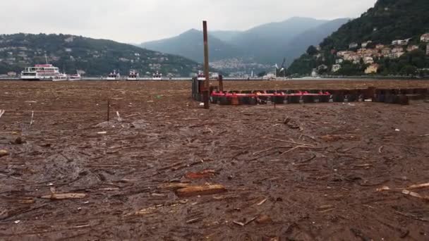 ヨーロッパ イタリア 2021年7月コモの洪水後の大きな被害 コモ湖は雨や氾濫する川のために嵐の力によって損なわれた森や木でいっぱいです — ストック動画