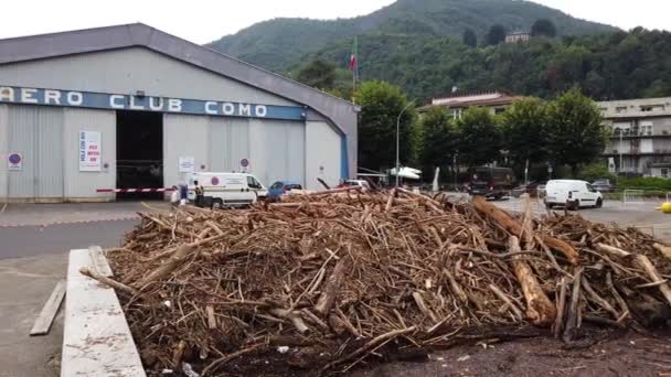 ヨーロッパ イタリア 2021年7月コモの洪水後の大きな被害 コモ湖は雨や氾濫する川のために嵐の力によって損なわれた森や木でいっぱいです — ストック動画