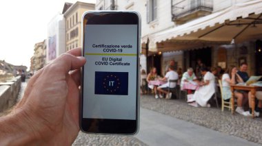 Avrupa, İtalya, Milano Temmuz 2021 Covid-19 Coronavirus 'a karşı aşı sertifikası seyahat, okula gitmek ve barlara ve restoranlara gitmek için zorunlu
