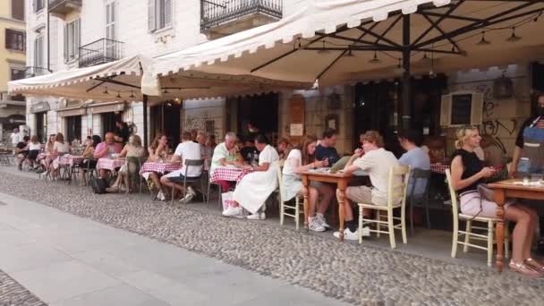 ヨーロッパ イタリア ミラノ2021年7月バーやレストランに通う人々 — ストック動画