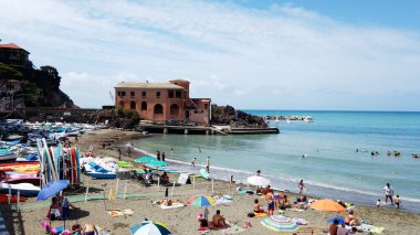 Avrupa, İtalya, Liguria, Levanto, Cinque Terre Ulusal Parkı 'nda yaz tatilleri ve dünyanın dört bir yanından gelen sörfçülerle ünlü bir deniz köyüdür.