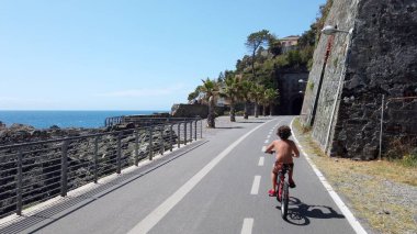 İtalya, Spezia, Liguria - Framura, Bonassola ve Levanto 'yu antik tren tünellerinden geçiren yeni yaya yürüyüşü, bisiklet yolu