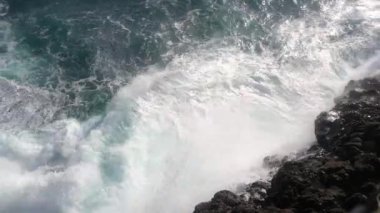 Framura, Liguria Cinque Terre 'deki muhteşem deniz fırtınası - deniz dalgaları kıyıdaki kayalara çarpıyor ve bir su patlaması yaratıyor - eriyen buzullar deniz suyu hacmini artırıyor