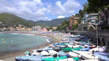 Avrupa, İtalya, Liguria, Levanto, Cinque Terre Ulusal Parkı 'nda yaz tatilleri ve dünyanın dört bir yanından gelen sörfçülerle ünlü bir deniz köyüdür.