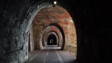 İtalya, Spezia, Liguria - Framura, Bonassola ve Levanto 'yu antik tren tünellerinden geçiren yeni yaya yürüyüşü, bisiklet yolu