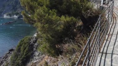 İtalya, Liguria, Framura, deniz yolu manzarası ya da Via del Mare, turistin Cinque Terre 'ye yakın deniz kenarında yürüyebileceği yeni gezinti alanı.