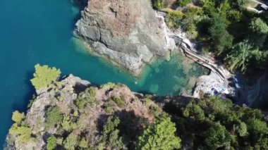 Avrupa, İtalya, Liguria, Framura Temmuz 2021, Cinque Terre Ulusal Parkı - Akdeniz 'in insansız hava aracı manzarası, Rena ve La Valla sahilleri güzel deniz - yeni yürüyen La via del mare