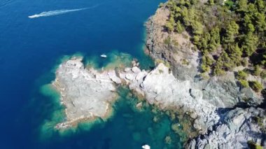 Avrupa, İtalya, Liguria, Framura Temmuz 2021, Cinque Terre Ulusal Parkı - Akdeniz 'in insansız hava aracı manzarası, Rena ve La Valla sahilleri güzel deniz - yeni yürüyen La via del mare