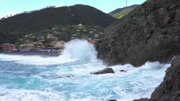 Spektakulär Havsstorm Framura Liguria Cinque Terre Havsvågor Kraschar Klipporna Vid — Stockvideo