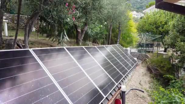 Malý Solární Panelový Systém Pro Výrobu Elektřiny Namontované Soukromém Domě — Stock video