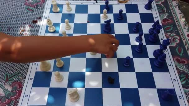 Barnens Händer Spelar Schack Och Dam Bordsspel Hemma Karantän Hem — Stockvideo