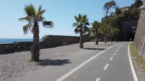 意大利 Spezia Liguria 新的人行道 自行车道 自行车道 连接Framura Bonassola和Levanto穿过古老的火车隧道 自行车靠近大海 — 图库视频影像