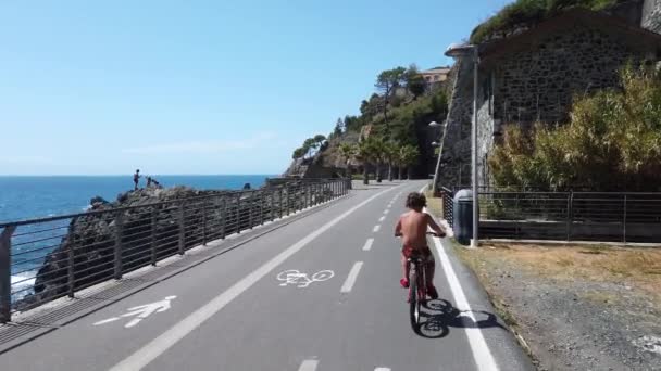 意大利 Spezia Liguria 新的人行道 自行车道 自行车道 连接Framura Bonassola和Levanto穿过古老的火车隧道 自行车靠近大海 — 图库视频影像
