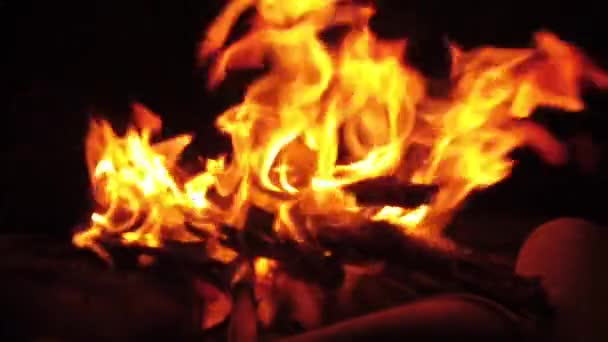 Κοντινό Πλάνο Φλόγες Φωτιάς Καίγονται Στο Τζάκι — Αρχείο Βίντεο