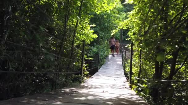 Pai Menino Sete Anos Caminhando Total Liberdade Uma Ponte Tibetana — Vídeo de Stock