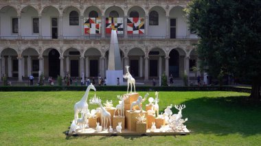 İtalya, Milan Eylül 2021 - Salone del Mobile (Expo Forthe) - En büyük tasarım etkinliği Milano 'da - Statale Üniversitesi' nde sanat tesisleri