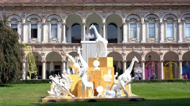 İtalya, Milan Eylül 2021 - Salone del Mobile (Expo Forthe) - En büyük tasarım etkinliği Milano 'da - Statale Üniversitesi' nde sanat tesisleri