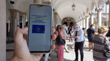 Avrupa, İtalya, Milan, Eylül 2021 Avrupa Eu Dijital Covid-19 pasaport sertifikası - Salone del Mobile 2021 'de Salone del Mobile Üniversitesi' nde turist ve insanlar