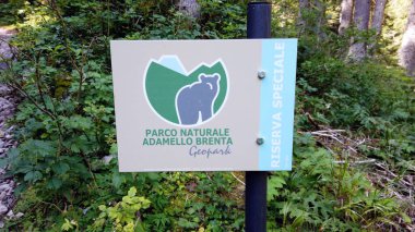 Avrupa, İtalya, Trentino, Dolomitler, Madonna di Campiglio Ağustos 2021 - Adamello ve Brenta 'nın doğal parkı Tuckett sığınağına giden dağ yolunu işaret ediyor