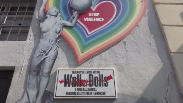 2021年9月 意大利米兰 玩具娃娃墙 纪念被杀害妇女 女性暴力和犯罪受害者的玩具娃娃 — 图库视频影像