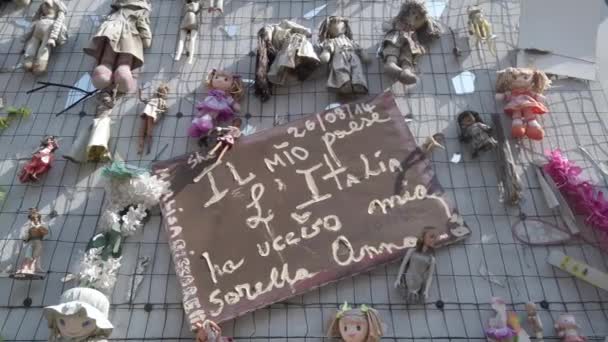 Europa Italia Milán Septiembre 2021 Muro Muñecas Muñecas Memoria Las — Vídeo de stock