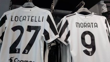 Avrupa, İtalya, Milan Eylül 2021 - Şehrin merkezindeki Juventus FC futbol kulübü - futbol oyuncularının numaralarının olduğu tişörtler 