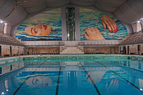 Foto Uma Mulher Bonita Piscina Itália — Fotografia de Stock