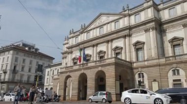 Avrupa, İtalya, Milano Eylül 2021 - Covid-19 Coronavirus - Scala Tiyatrosu kapatıldıktan sonra şehir merkezine trafik ve turistler geri döndü