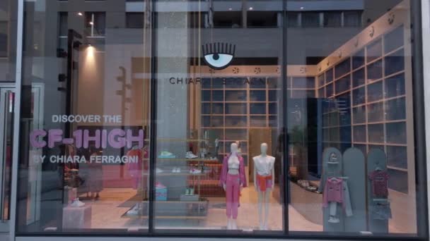 2021年9月 意大利米兰 Gae Aulenti和Corso Como的Chiara Ferragni奢侈品时装店 High系列 — 图库视频影像