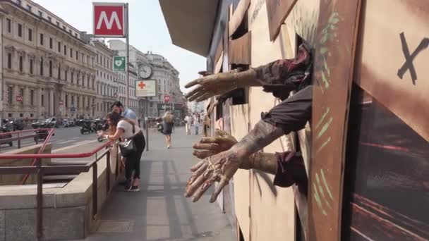 Italia Milano Settembre 2021 Salone Del Mobile Walking Dead Inizio — Video Stock