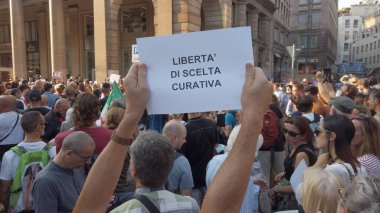 Avrupa, İtalya, Milan Eylül 2021 - Piazza Fontana Duomo 'daki aşılardan sonra Covid-19 Coronavirus için Yeşil Geçit dijital pasaportunu protesto eden Vax yok 