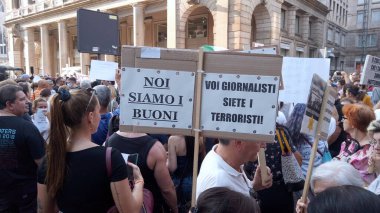 Avrupa, İtalya, Milan Eylül 2021 - Piazza Fontana Duomo 'daki aşılardan sonra Covid-19 Coronavirus için Yeşil Geçit dijital pasaportunu protesto eden Vax yok 