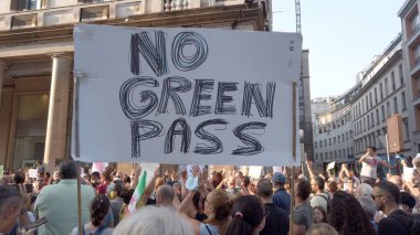Avrupa, İtalya, Milan Eylül 2021 - Piazza Fontana Duomo 'daki aşılardan sonra Covid-19 Coronavirus için Yeşil Geçit dijital pasaportunu protesto eden Vax yok 