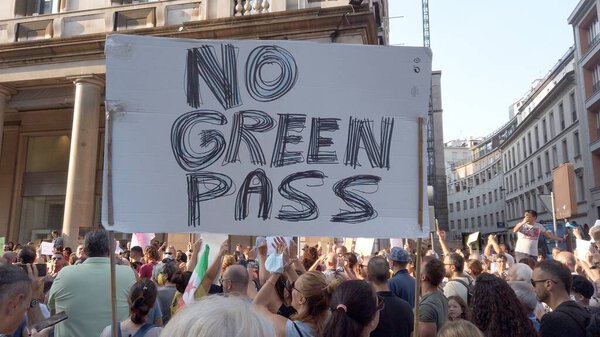 Европа, Италия, Милан Сентябрь 2021 - Нет протеста Vax против цифрового паспорта Green Pass для Covid-19 Coronavirus после вакцинации на площади Пьяцца Фонтана Дуомо 