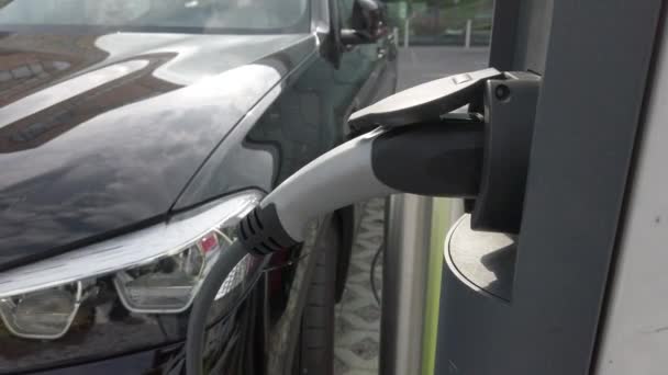 Europa Włochy Mediolan Ładowanie Nowoczesnych Samochodów Elektrycznych Ulicy Które Przyszłością — Wideo stockowe