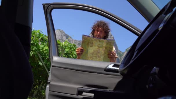 Homem Viajante Solitário Anos Planeja Viagem Carro Olhando Para Mapa — Vídeo de Stock