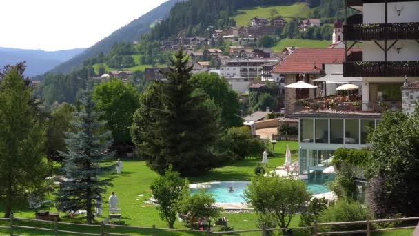 Europa Italien Augusti 2021 Campitello Fassa Byn Trentino Dolomiterna Val — Stockvideo