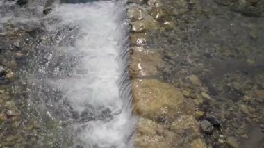 Avrupa, İtalya, Ağustos 2021 Campitello di Fassa 'daki nehir Trentino Dolomites' in dağı, Val di Fassa