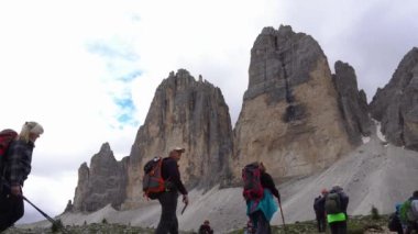 Avrupa, İtalya Trentino Dolomites dağları Ağustos 2021 - Scillar Vadisi 'ndeki Yak bölgesinde yürüyen ve yürüyen turistler