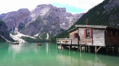 Avrupa, İtalya, Trentino Alto Adige, Ağustos 2021 - Dolomite dağlarında yeşil su ve tekneli Lago Braies (Pragser Wildsee Gölü)