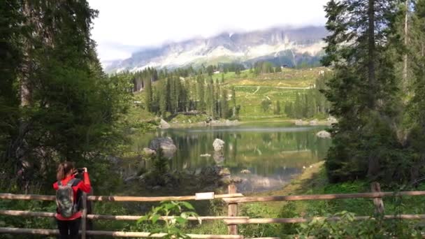 Europa Italië Trentino Augustus 2021 Meer Van Lago Carezza Karersee — Stockvideo