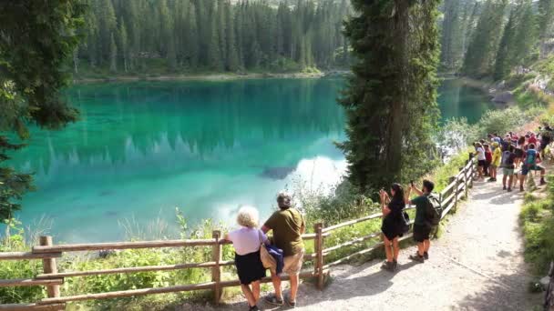 Evropa Itálie Trentino Srpen 2021 Turistická Návštěva Lago Carezza Karersee — Stock video