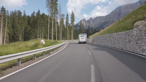 Trentino Dolomites Val Fassa在山区路上开车的面包车 — 图库视频影像