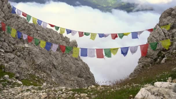 高い山の自由と信仰を象徴するチベット色の旗 ドロミテ山脈 バジョレ塔 Torri Del Viangolet ファッサ渓谷 Val Fassa ドロミテ — ストック動画