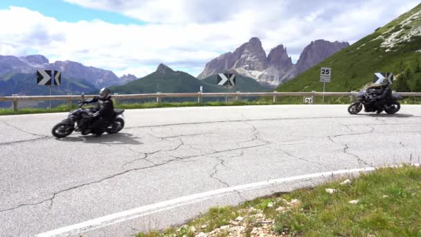 Trentino Dolomitleri Val Fassa Dağ Yolunda Giden Motosikletçiler — Stok video
