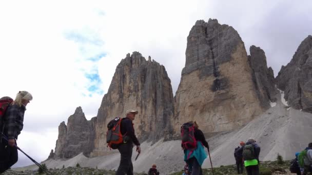 Europa Italia Trentino Dolomitas Montañas Agosto 2021 Turistas Caminando Trekking — Vídeo de stock
