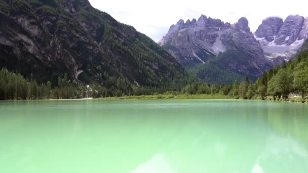 意大利 Trentino Dolomites Catinaccio山的Lago Carezza湖 Karersee湖 绿水和松木 — 图库视频影像